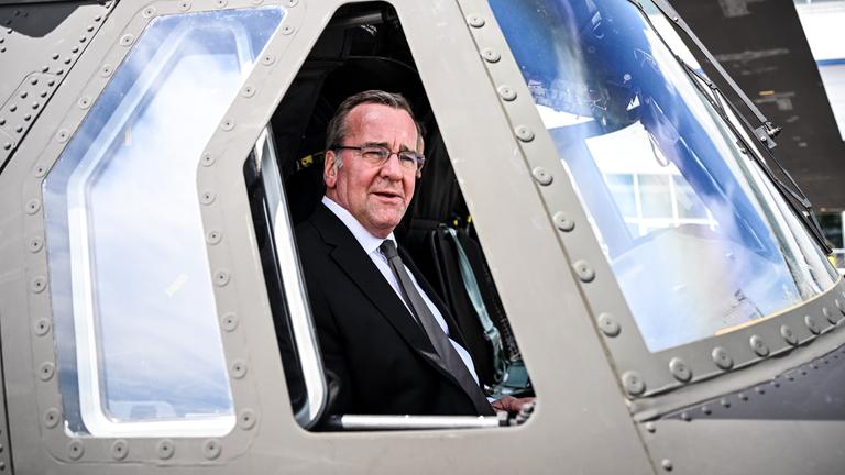 Boris Pistorius (SPD), Bundesminister der Verteidigung, sitzt in einem Chinook-Hubschrauber bei einem Besuch der Firma Boeing.