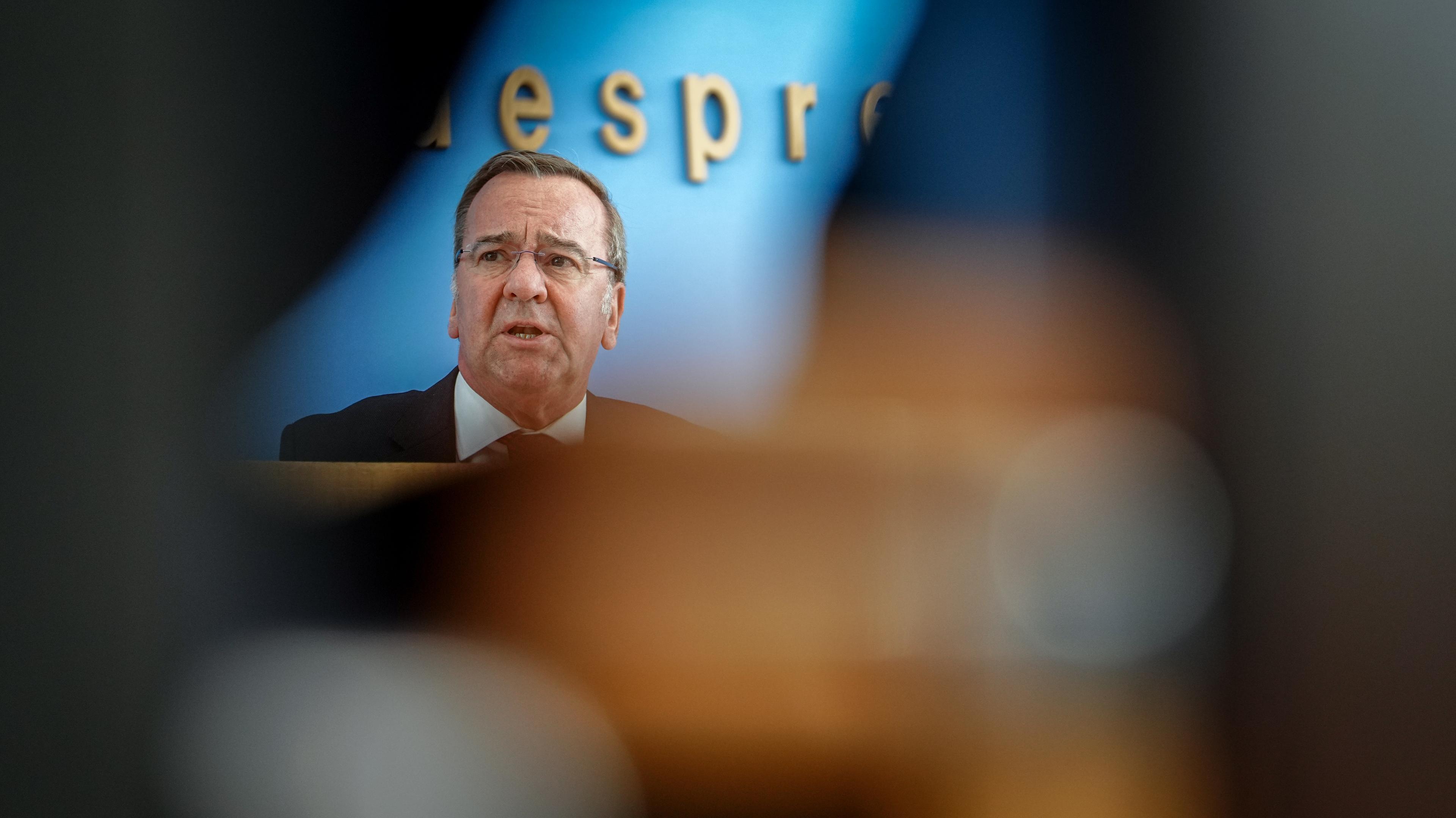 Boris Pistorius (SPD), Bundesminister der Verteidigung, stellt auf einer Pressekonferenz Pläne für eine neue Form des Wehrdienstes vor.