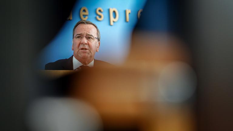 Boris Pistorius (SPD), Bundesminister der Verteidigung, stellt auf einer Pressekonferenz Pläne für eine neue Form des Wehrdienstes vor.