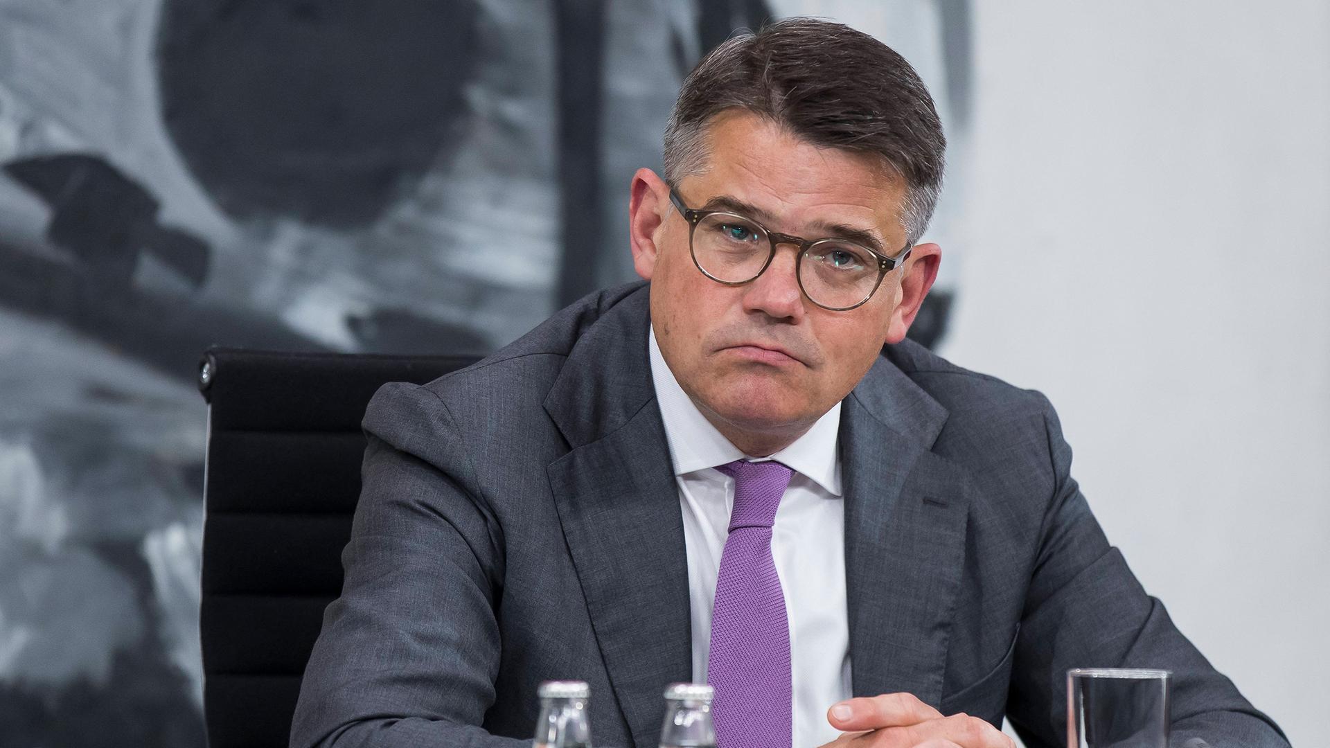 Der hessiche Ministerpräsident Boris Rhein bei einer Pressekonferenz