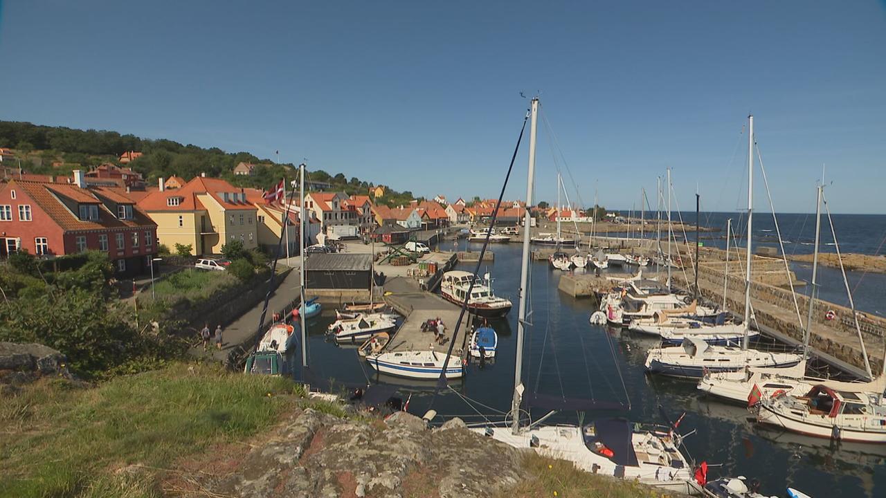 Zu sehen ist ein idyllischer Hafen auf der dänischen Insel Bornholm.