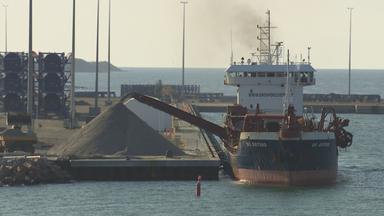 Im Hafen der dänischen Insel Bornholm laufen Bauarbeiten.