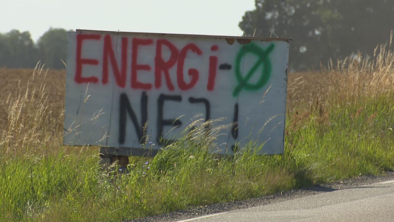 Auf einem Schild an der Straße steht auf dänisch ein Protest gegen das Projekt "Energieinsel".