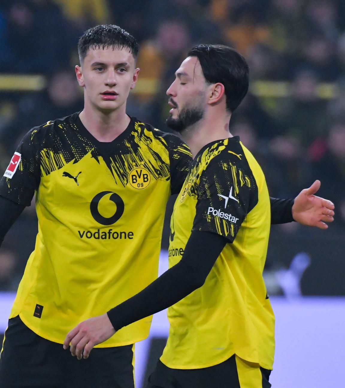 Luca Reggiani und Ramy Bensebaini (Borussia Dortmund) beim Spiel gegen 1. FSV Mainz.