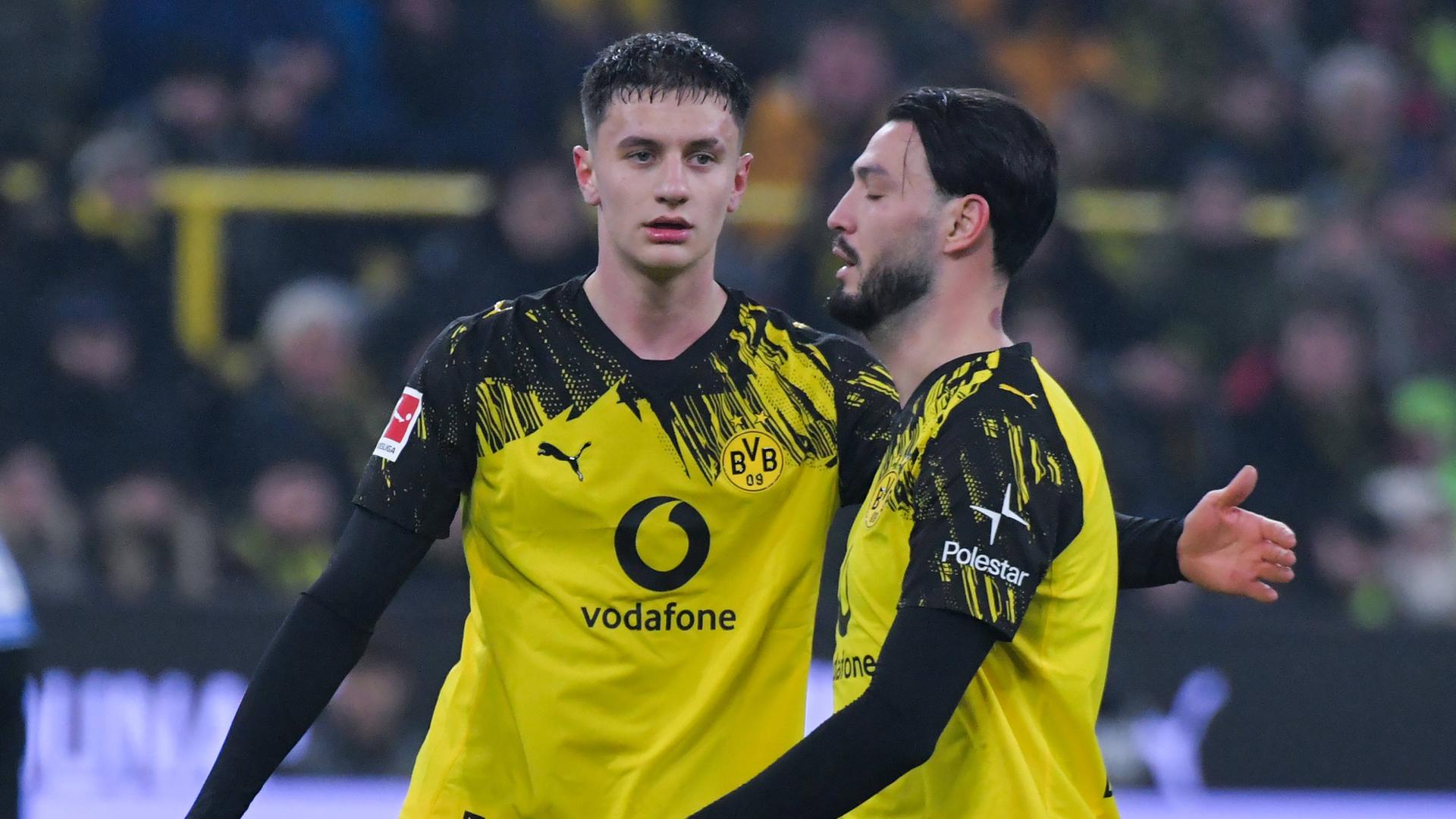 Luca Reggiani und Ramy Bensebaini (Borussia Dortmund) beim Spiel gegen Mainz 05.