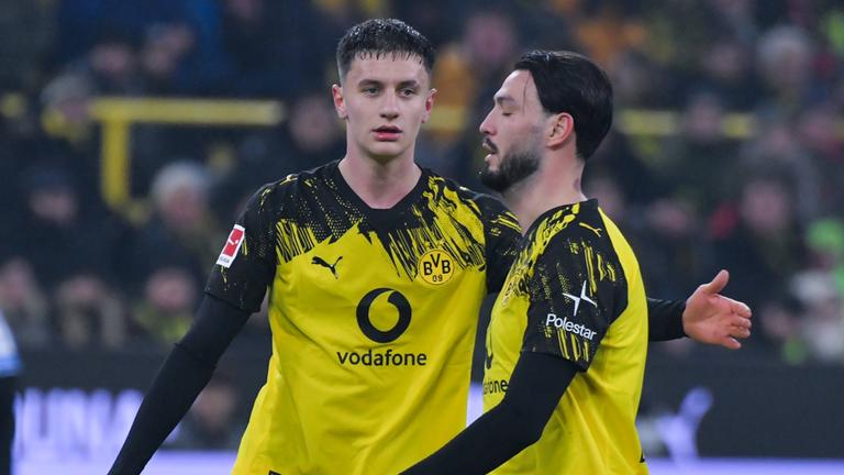 Luca Reggiani und Ramy Bensebaini (Borussia Dortmund) beim Spiel gegen 1. FSV Mainz.