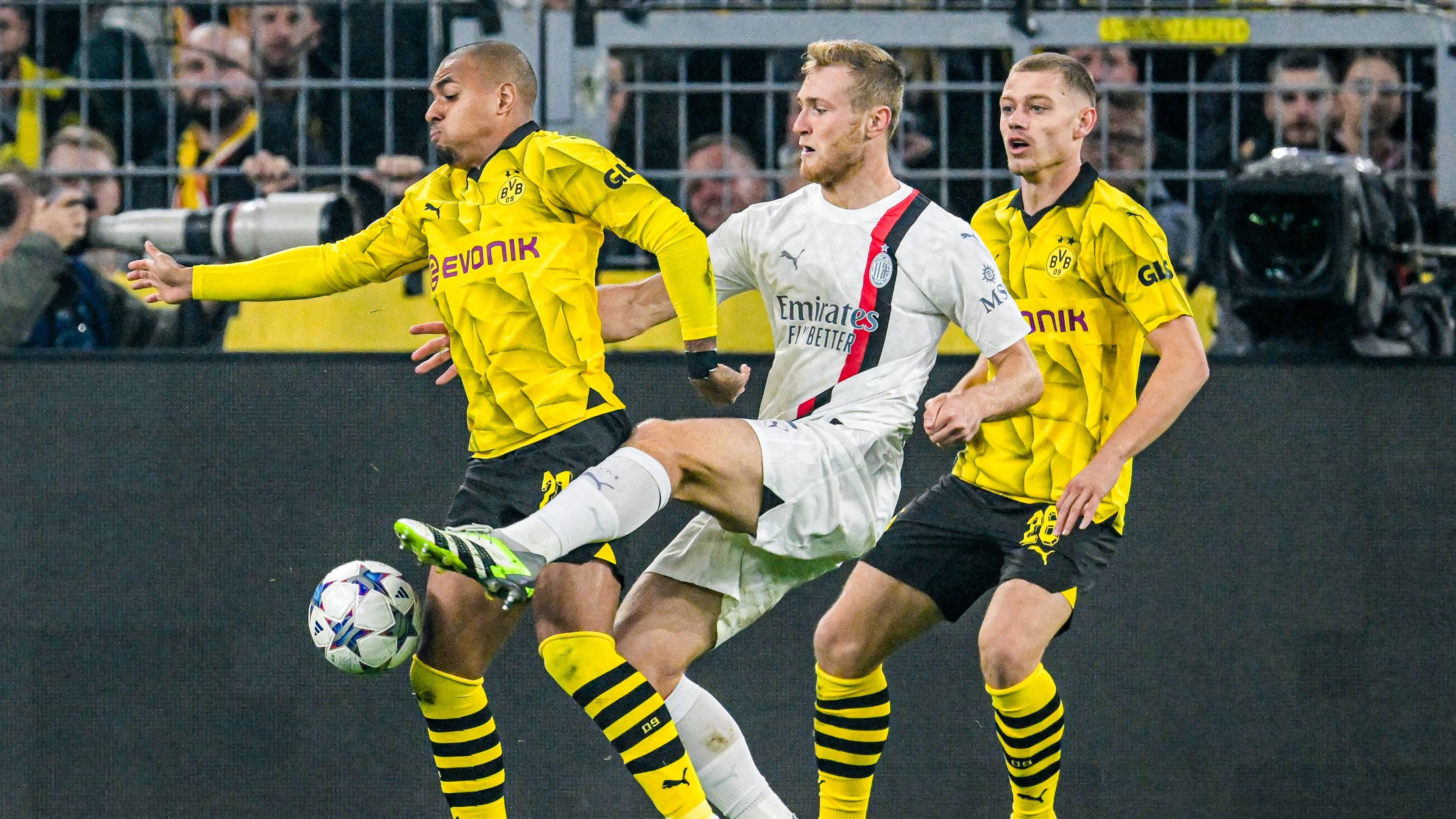 Donyell Malen (Dortmund) und Tommaso Pobega (Mailand) in Aktion.