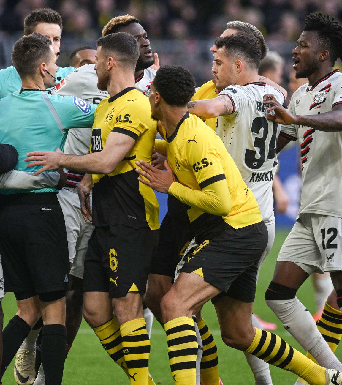 Borussia Dortmund - Bayer Leverkusen: Spieler beider Teams bilden ein Rudel, aufgenommen am 21.04.2024