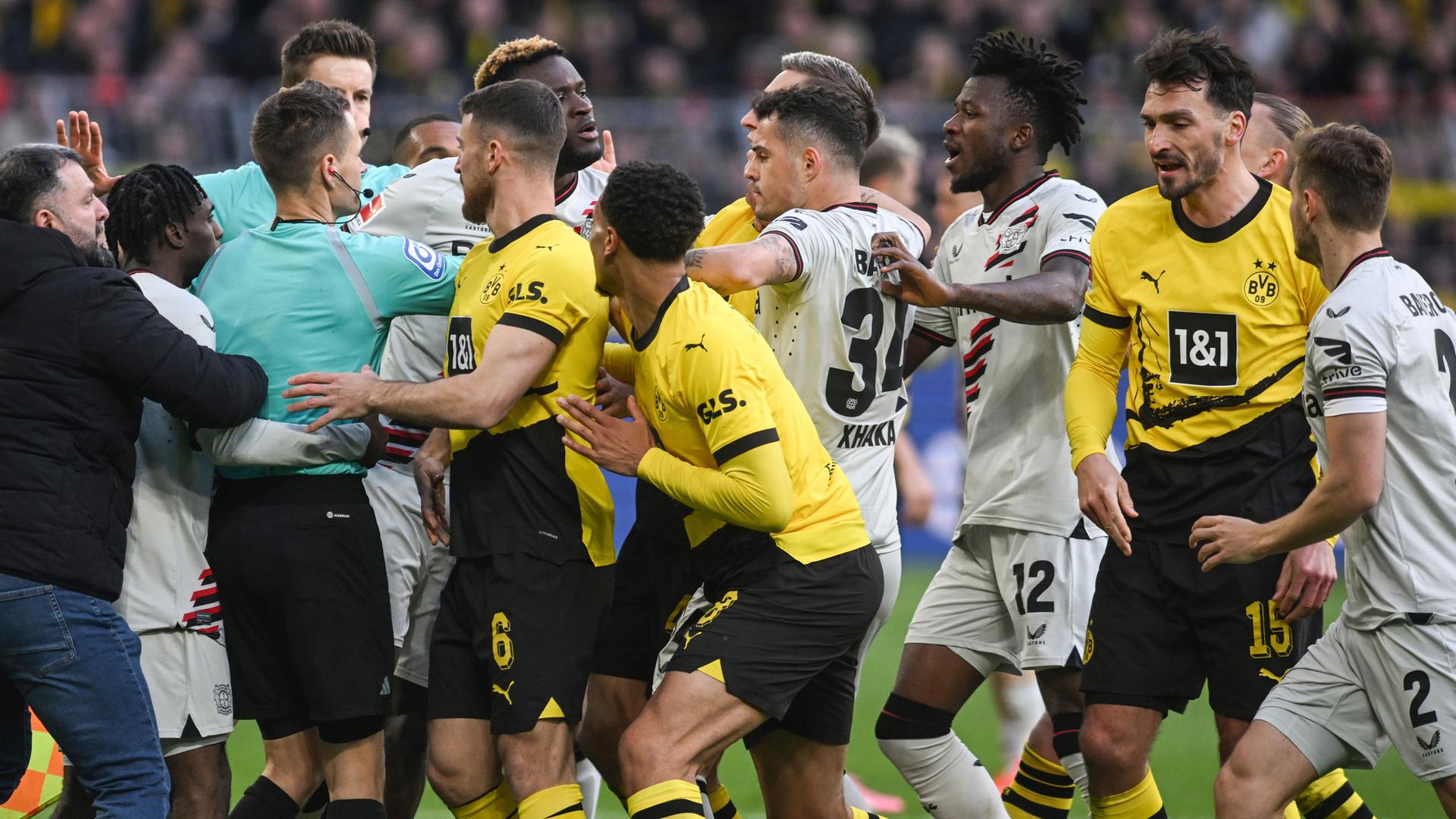 Borussia Dortmund - Bayer Leverkusen: Spieler beider Teams bilden ein Rudel, aufgenommen am 21.04.2024