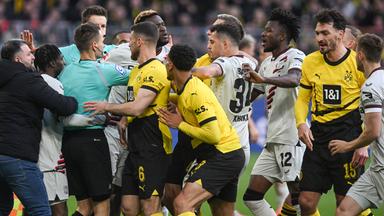 Borussia Dortmund - Bayer Leverkusen: Spieler beider Teams bilden ein Rudel, aufgenommen am 21.04.2024