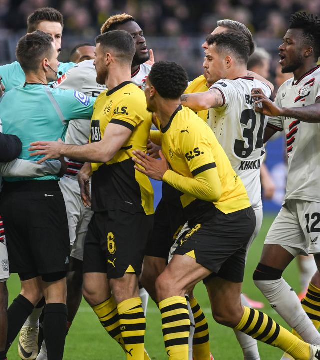 Borussia Dortmund - Bayer Leverkusen: Spieler beider Teams bilden ein Rudel, aufgenommen am 21.04.2024