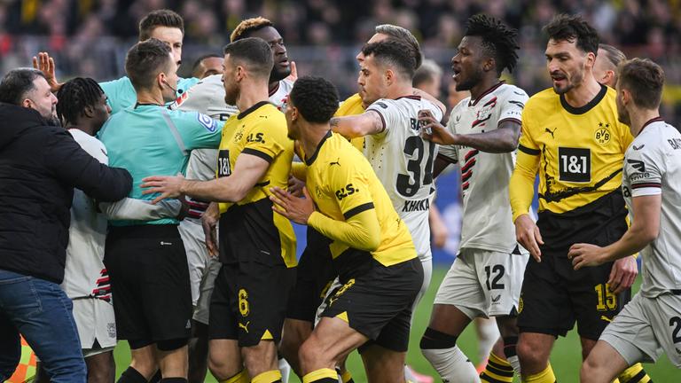 Borussia Dortmund - Bayer Leverkusen: Spieler beider Teams bilden ein Rudel, aufgenommen am 21.04.2024