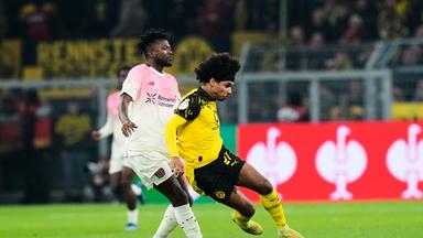 Edmond Tapsoba (Leverkusen) und Karim Adeyemi (Dortmund) kämpfen. 
