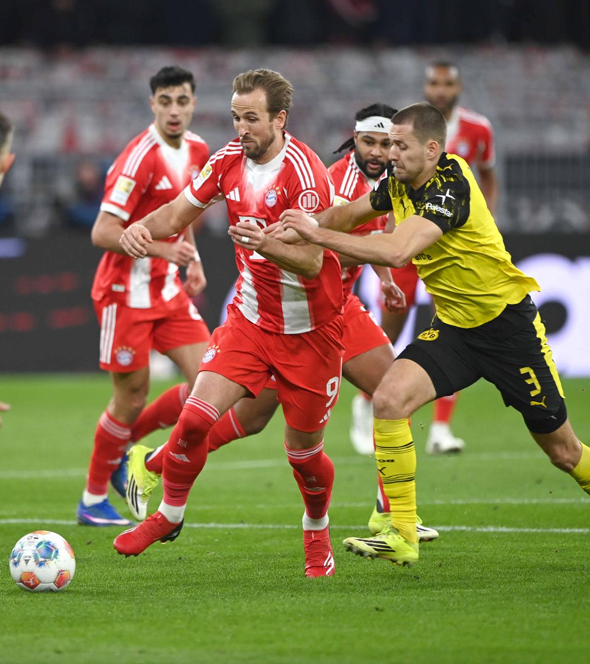 Der FC Bayern hat den Angriff von Borussia Dortmund in der Fußball-Bundesliga abgewehrt und einen riesigen Schritt hin zum Meistertitel gemacht.