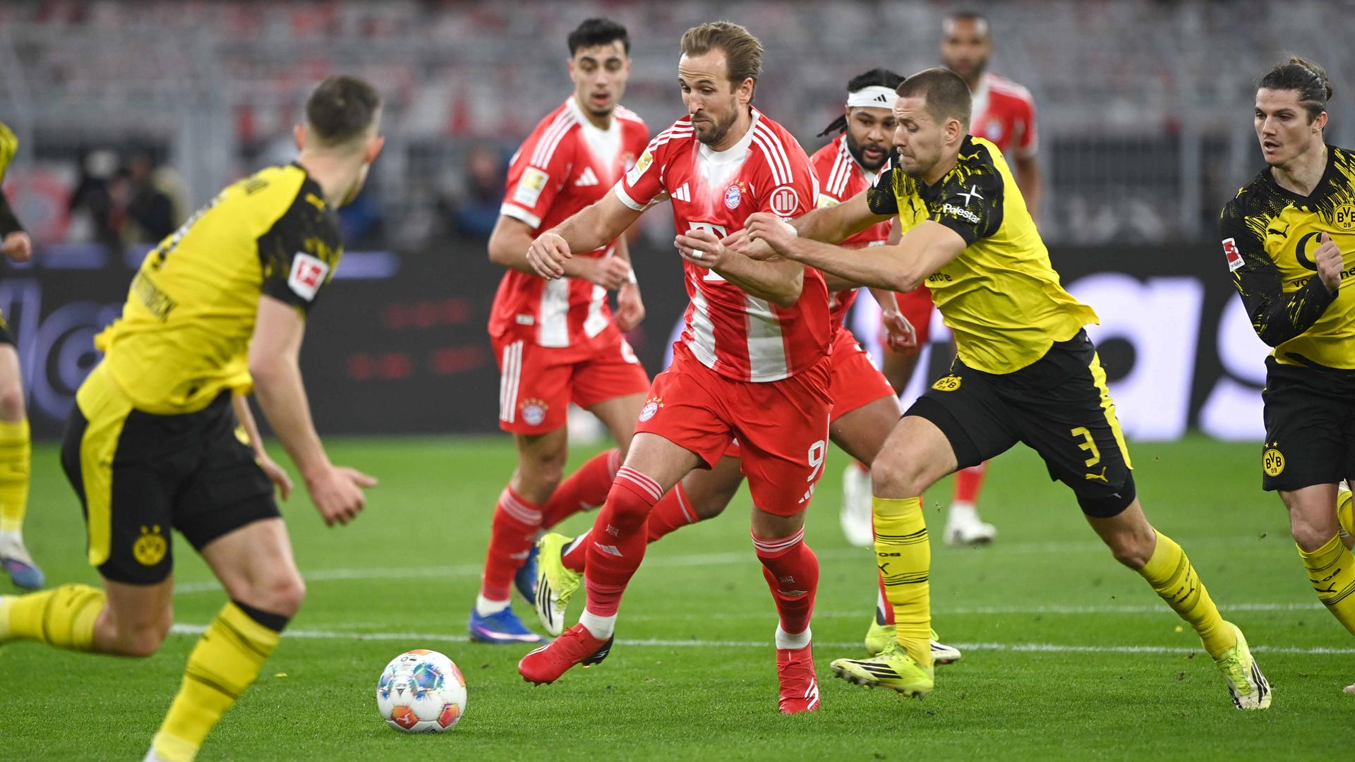 Der FC Bayern hat den Angriff von Borussia Dortmund in der Fußball-Bundesliga abgewehrt und einen riesigen Schritt hin zum Meistertitel gemacht.