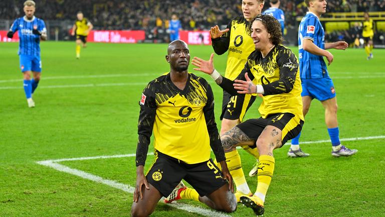 Bei der Bundesliga-Partie 2025/26 zwischen Borussia Dortmund und dem 1. FC Heidenheim feiert Serhou Guirassy (Dortmund) nach seinem Tor.