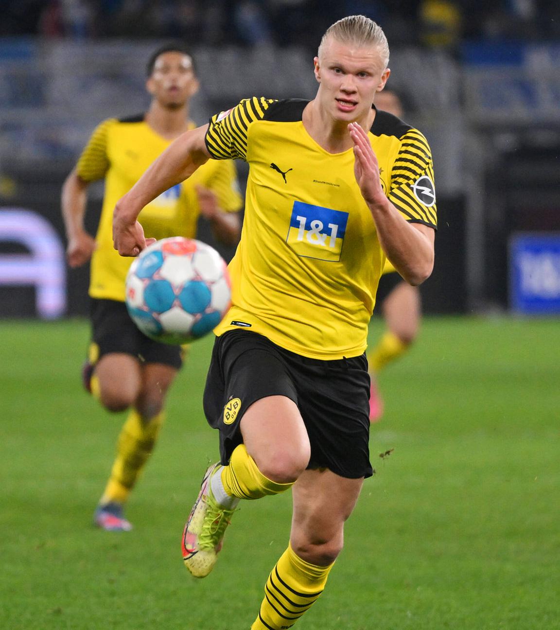 Erling Haaland (Borussia Dortmund), li., gegen Andres Andrade (Arminia Bielefeld) 13.03.2022, Fussball GER, Saison 2021 2022, 1. Bundesliga, 26. Spieltag, Borussia Dortmund - Arminia Bilelefeld