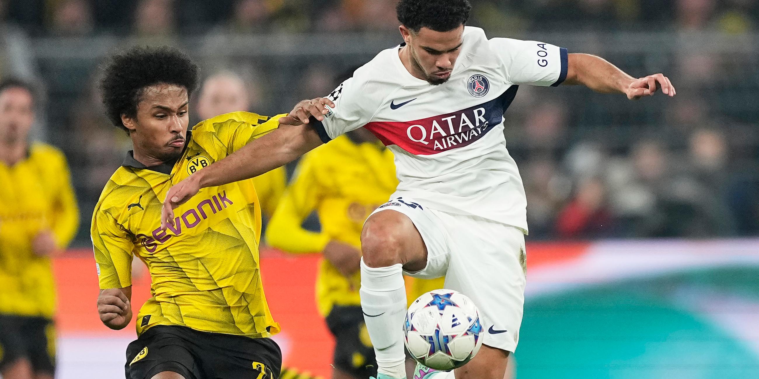 PSGs Randal Kolo Muani, rechts, und Dortmunds Karim Adeyemi kämpfen um den Ball.