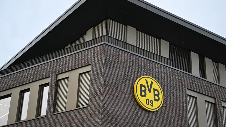 Nordrhein-Westfalen, Dortmund: Das Logo des BVB ist an der Geschäftsstelle in Brackel auf dem Trainingsgelände zu sehen.