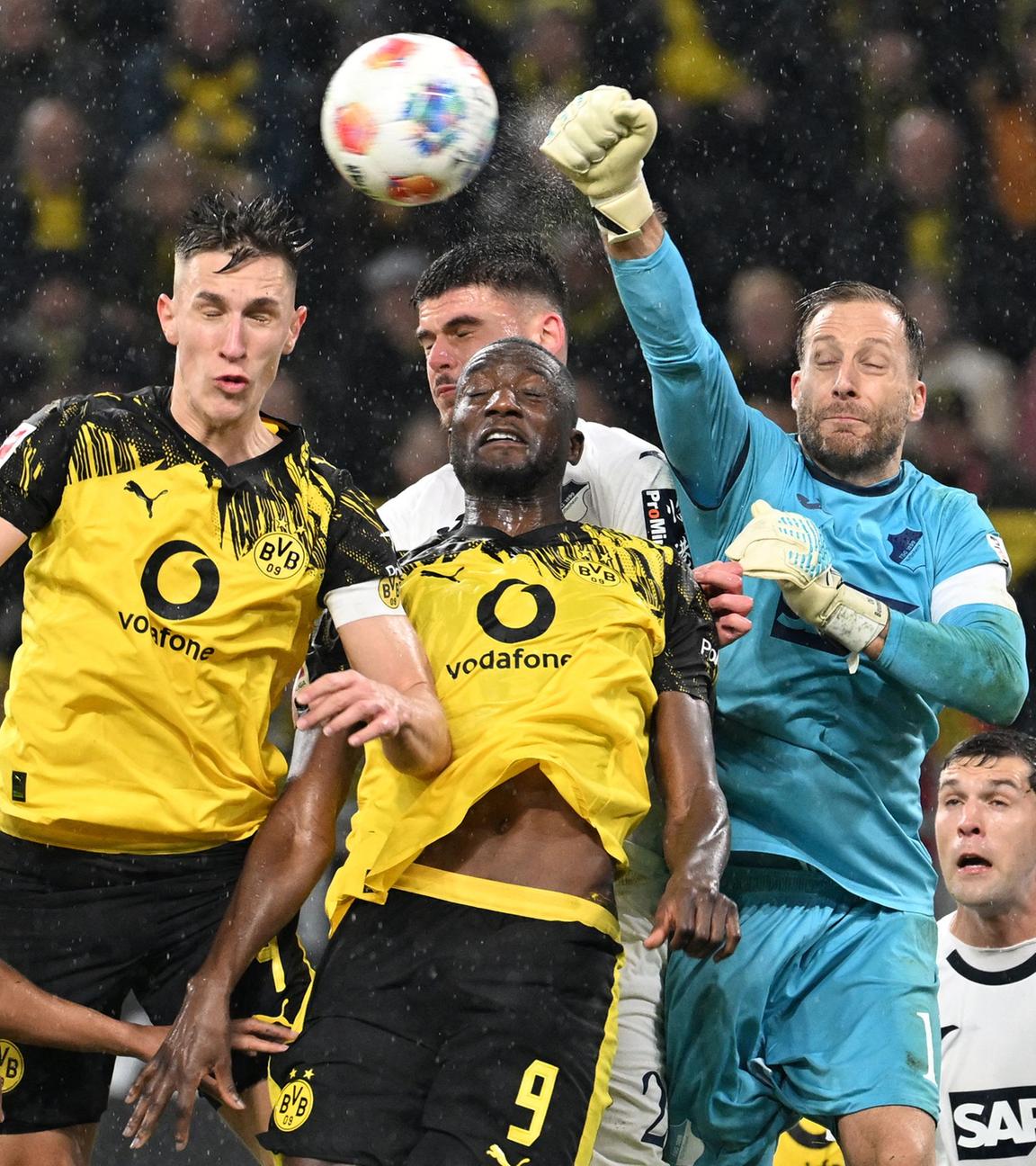 Nico Schlotterbeck (Dortmund) und Albian Hajdari (Hoffenheim) kämpfen. 