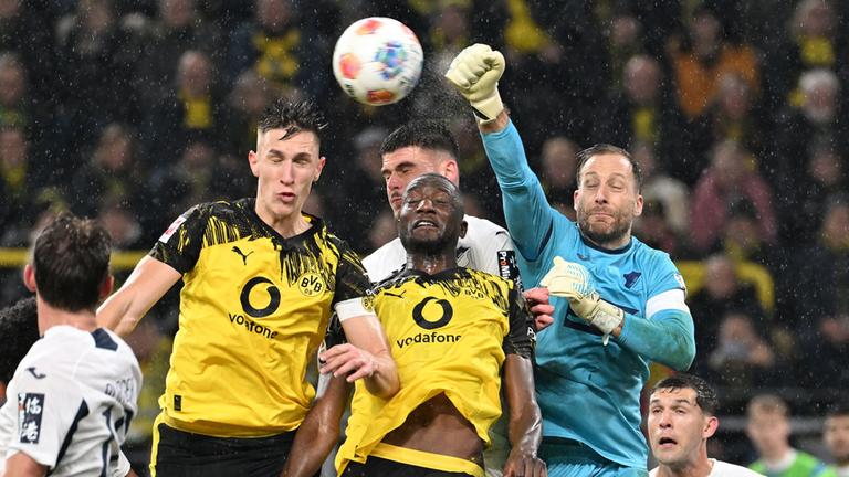 Nico Schlotterbeck (Dortmund) und Albian Hajdari (Hoffenheim) kämpfen um den Ball.