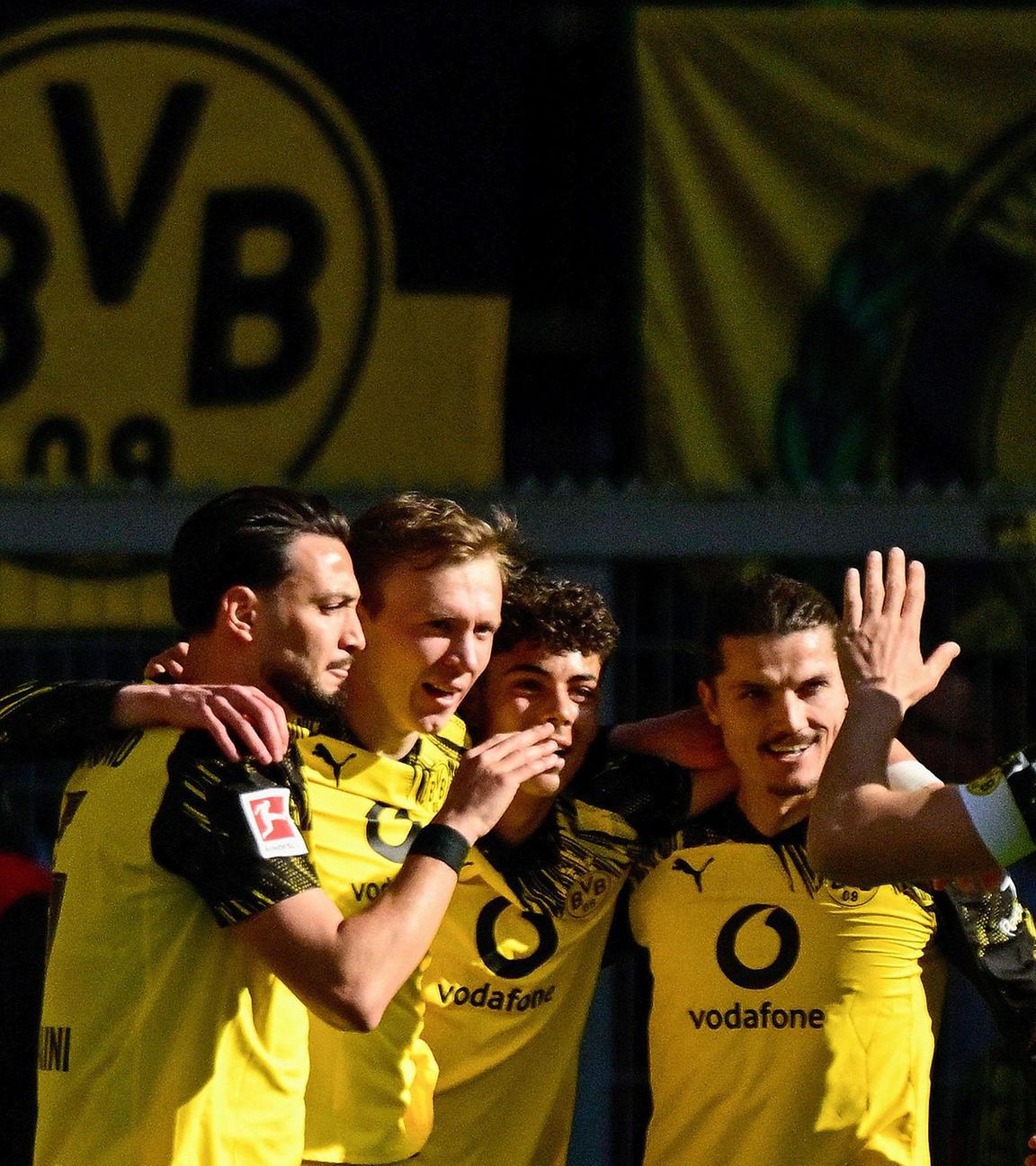 Der Dortmunder Stürmer Maximilian Beier jubelt zusammen mit seinen Teamkollegen nach seinem Treffer zum 1:0 in der Bundesligapartie gegen den SC Freiburg