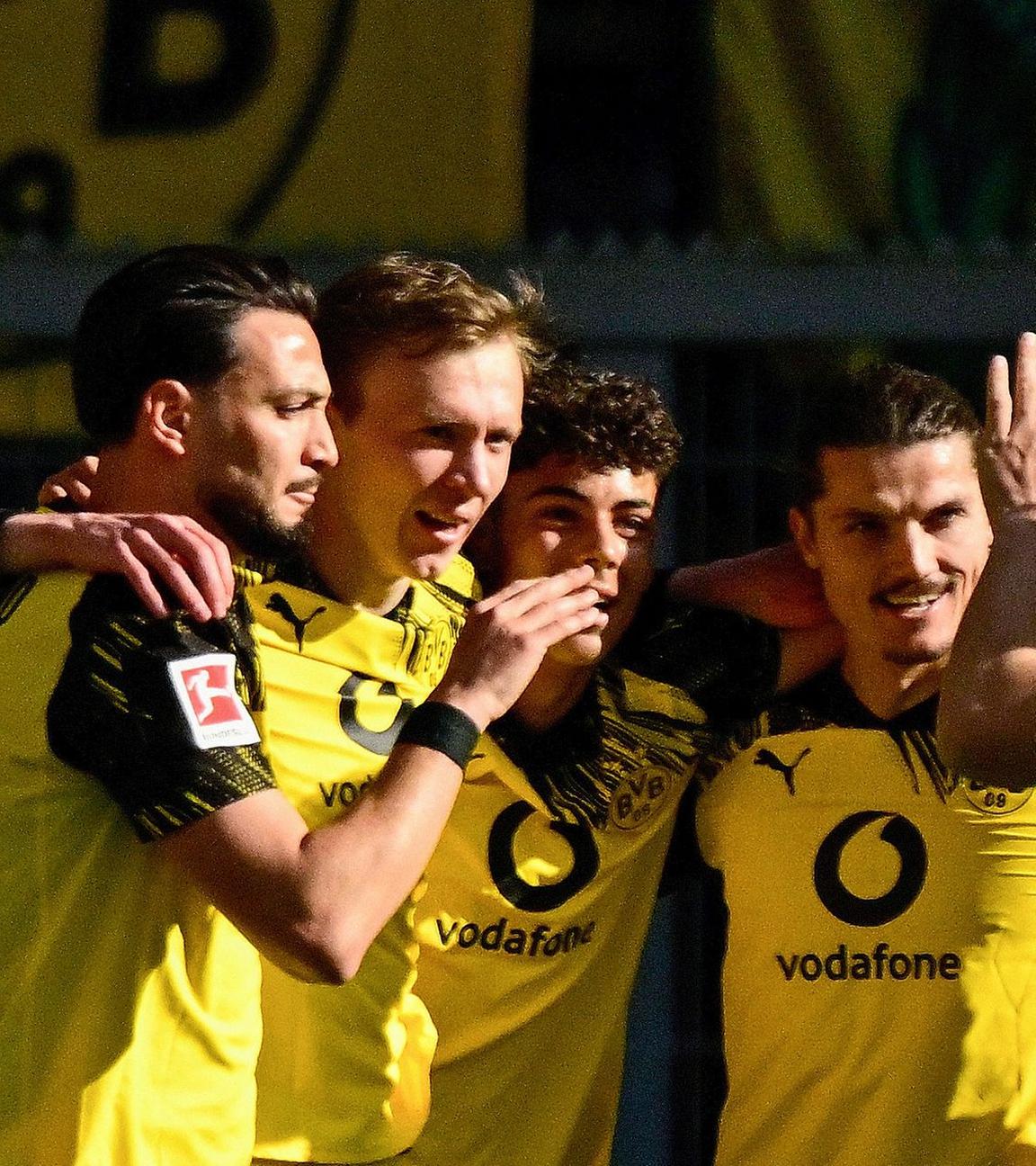 Der Dortmunder Stürmer Maximilian Beier jubelt zusammen mit seinen Teamkollegen nach seinem Treffer zum 1:0 in der Bundesligapartie gegen den SC Freiburg