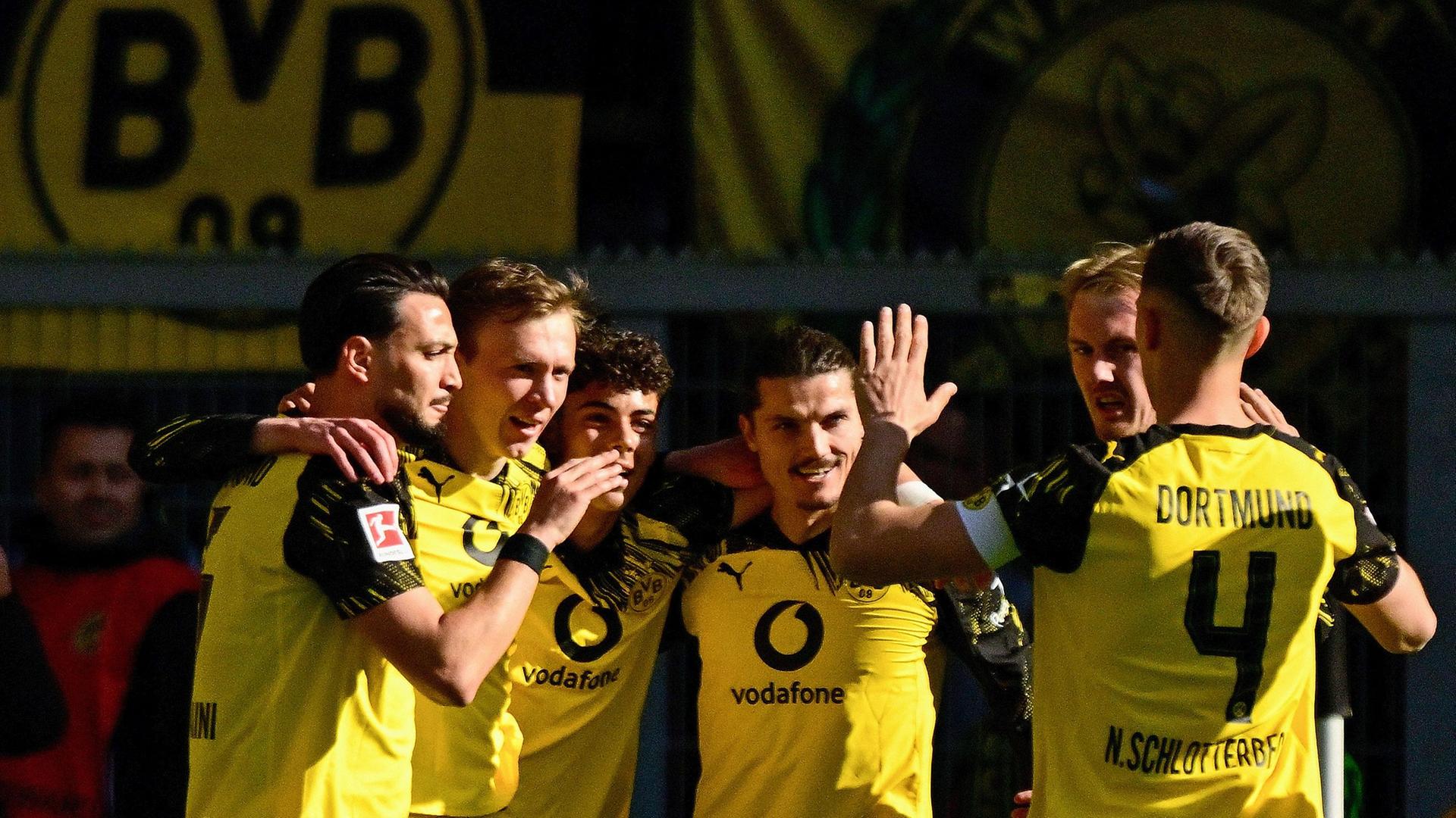 Der Dortmunder Stürmer Maximilian Beier jubelt zusammen mit seinen Teamkollegen nach seinem Treffer zum 1:0 in der Bundesligapartie gegen den SC Freiburg.