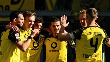Der Dortmunder Stürmer Maximilian Beier jubelt zusammen mit seinen Teamkollegen nach seinem Treffer zum 1:0 in der Bundesligapartie gegen den SC Freiburg