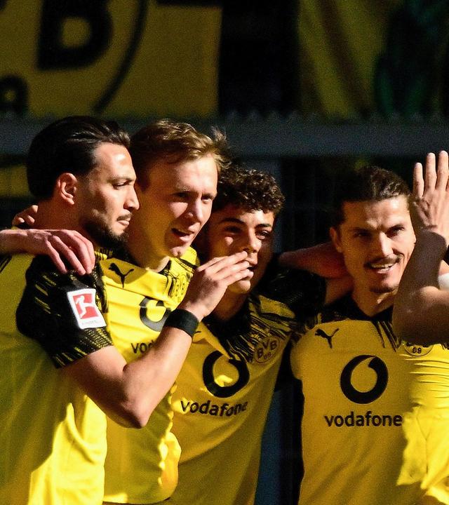 Der Dortmunder Stürmer Maximilian Beier jubelt zusammen mit seinen Teamkollegen nach seinem Treffer zum 1:0 in der Bundesligapartie gegen den SC Freiburg