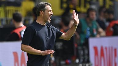 Niko Kova gestikuliert und ruft etwas vom Spielfeldrand aus.