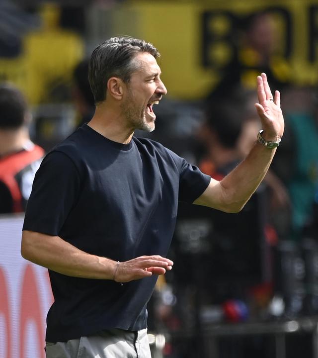 Niko Kova gestikuliert und ruft etwas vom Spielfeldrand aus.
