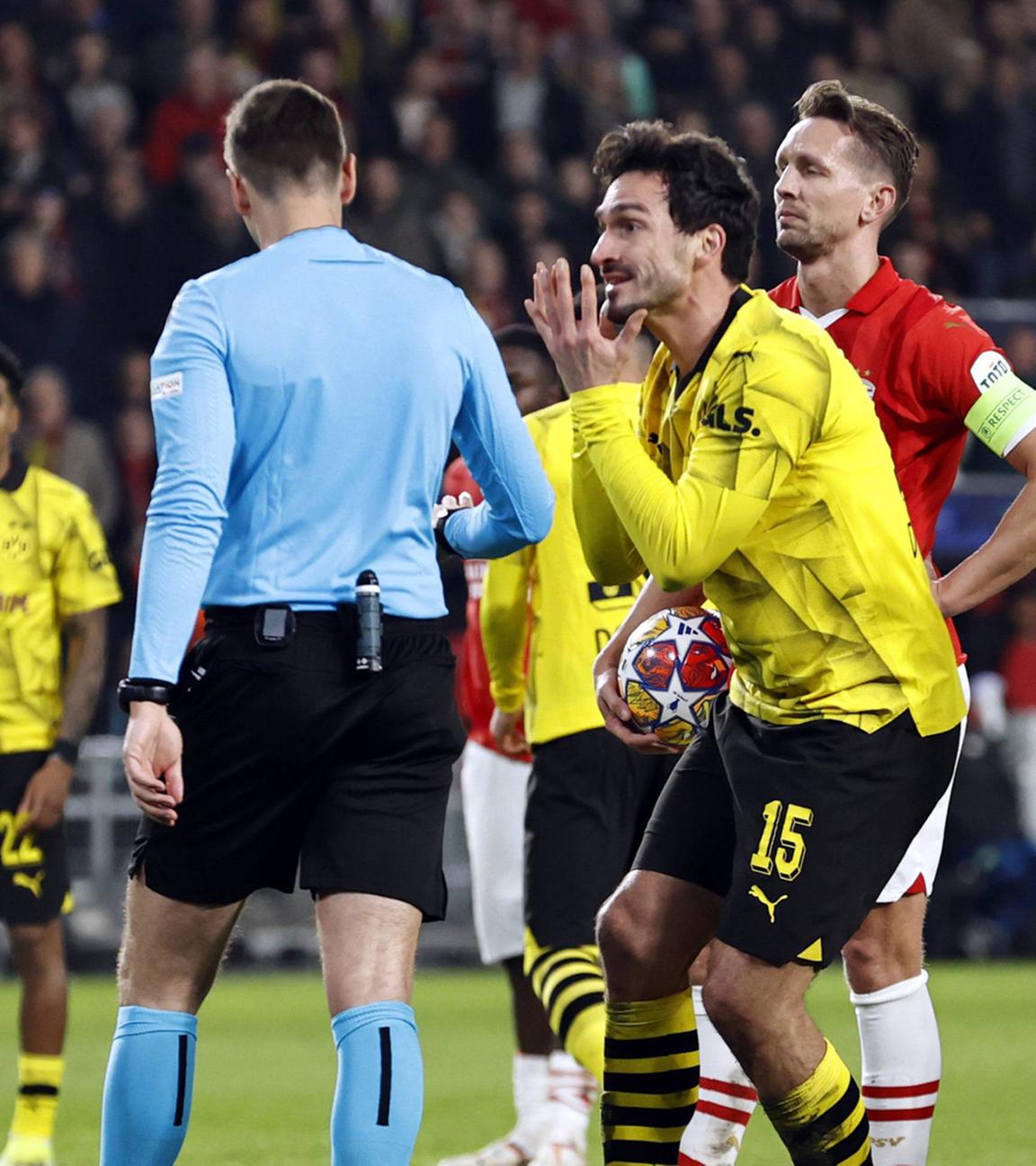 Mats Hummels diskutiert mit Schiedsrichter Srdjan Jovanovic.
