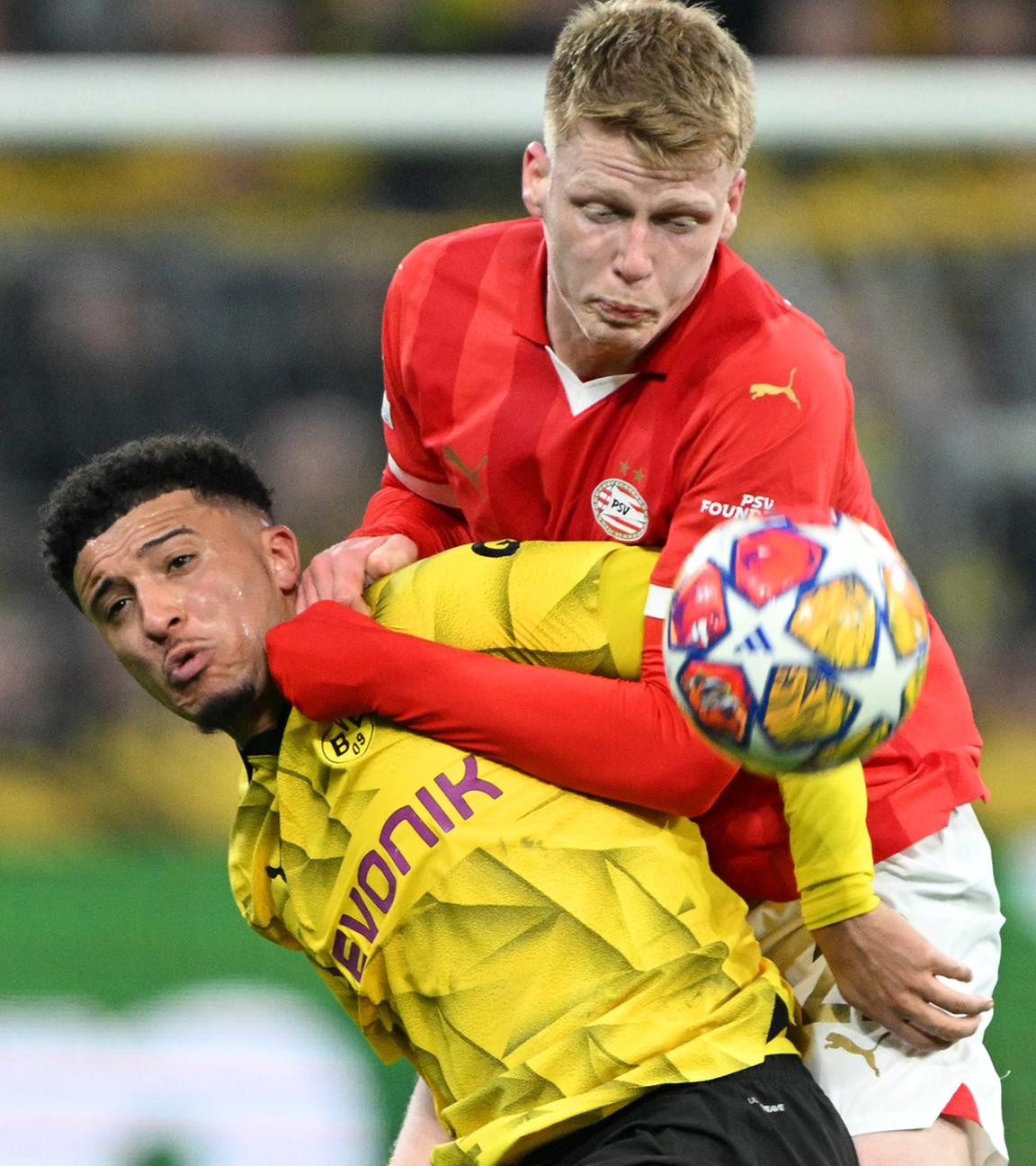 Jadon Sancho von Dortmund (l) und Jerdy Schouten von Eindhoven kämpfen um den Ball.