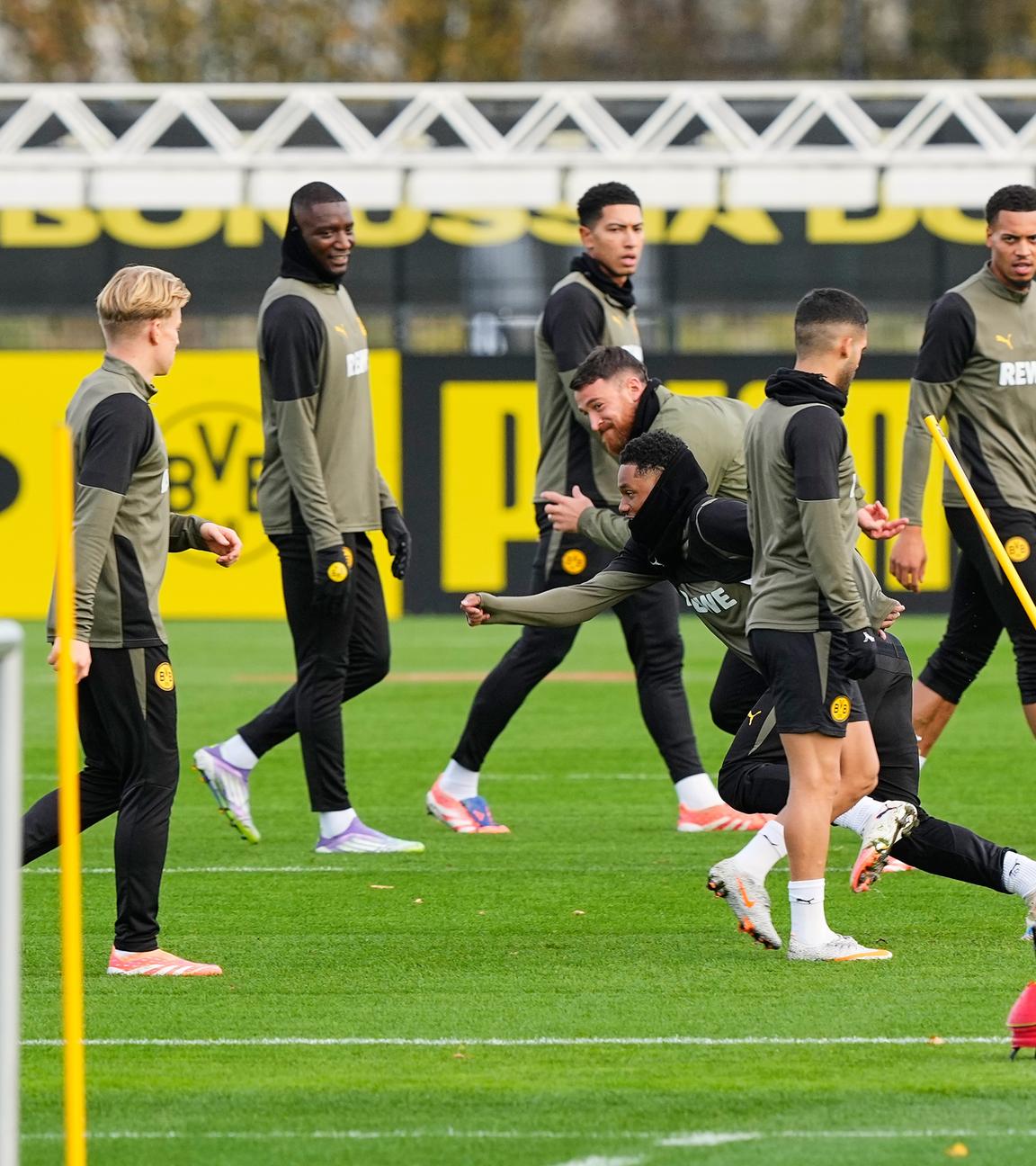 Borussia Dortmunds Spieler absolvieren eine Trainingseinheit.