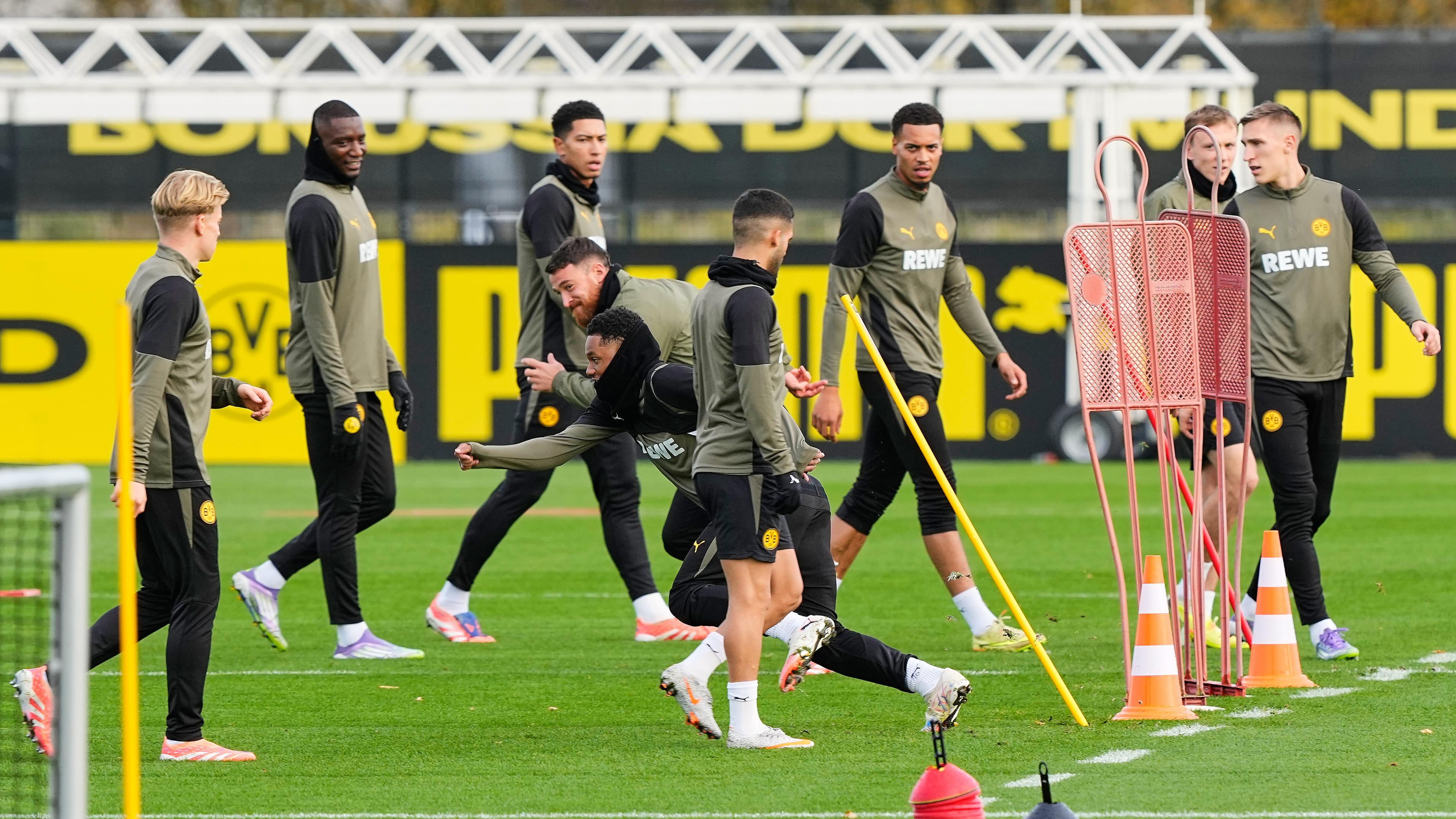 Borussia Dortmunds Spieler absolvieren eine Trainingseinheit.