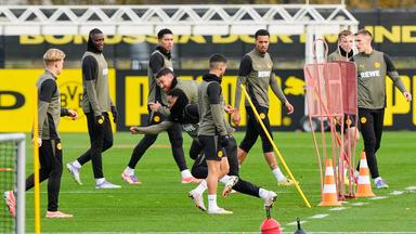Borussia Dortmunds Spieler absolvieren eine Trainingseinheit.
