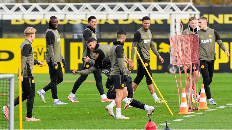Borussia Dortmunds Spieler absolvieren eine Trainingseinheit.