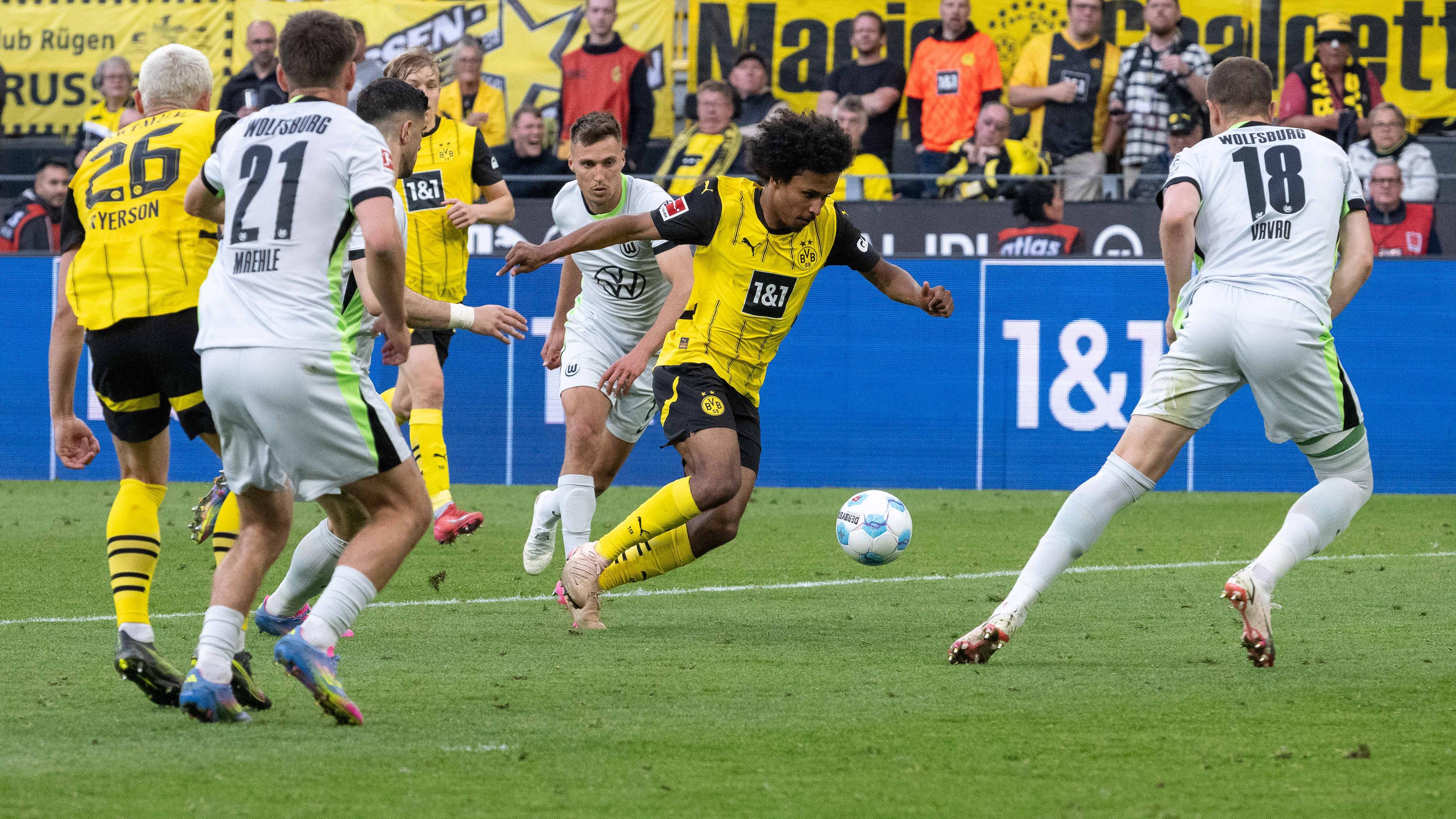 Karim Adeyemi (Borussia Dortmund 09, 27) zieht in den Strafraum und erzielt das Tor zum 4:0. 