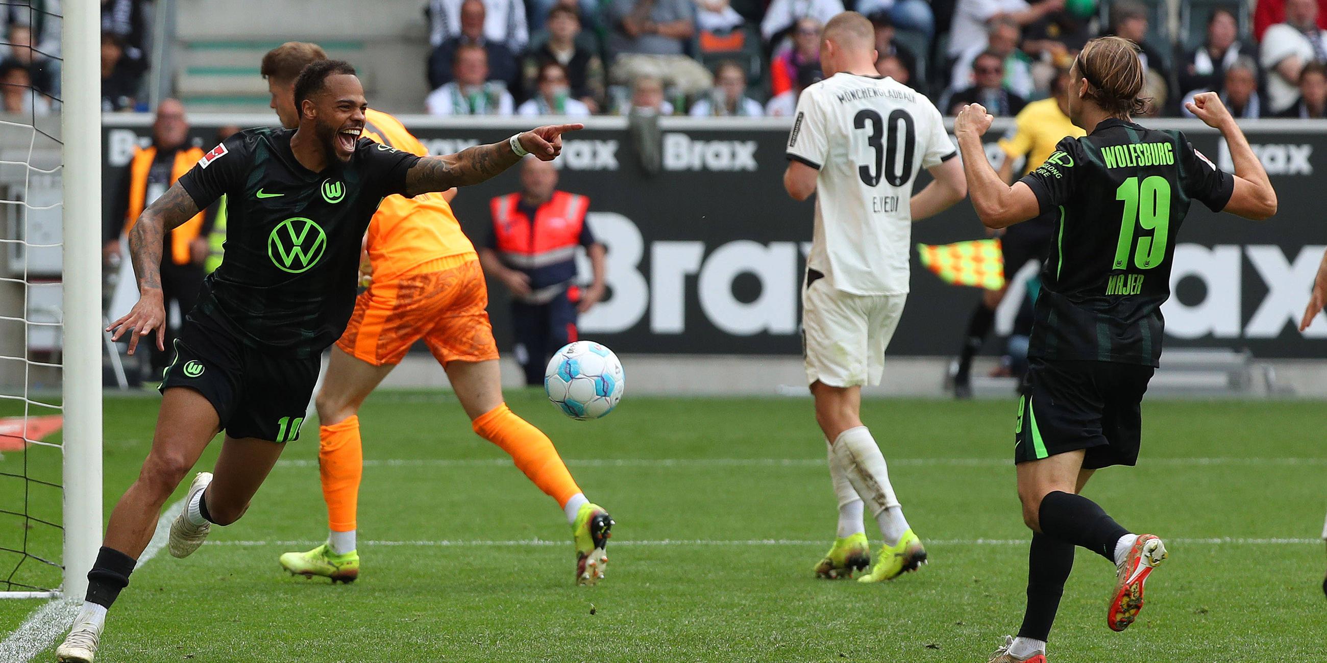 Lukas Nmecha (VfL Wolfsburg) jubelt mit Lovro Majer (VfL Wolfsburg) nach seinem Tor zum 0:1 Mönchengladbach.