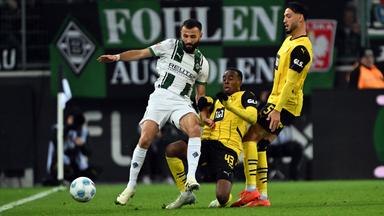 Gladbachs Franck Honorat (l) und Dortmunds Jamie Gittens kämpfen um den Ball.