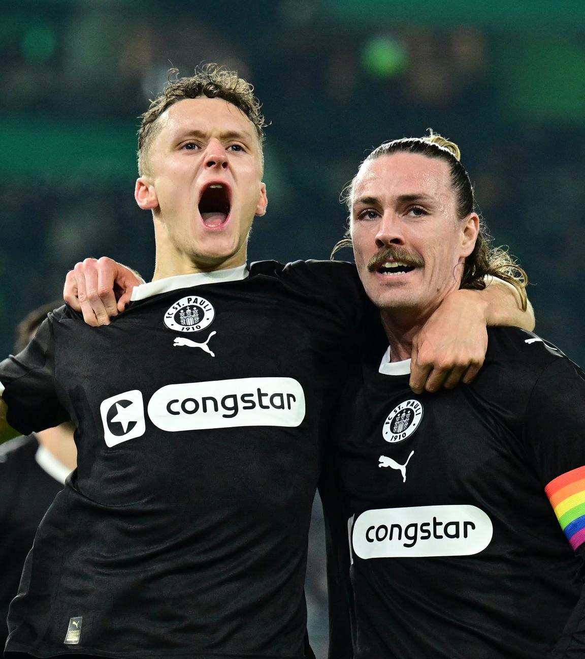 Torschuetze Martijn Kaars und Jackson Irvine (St. Pauli) jubeln. 