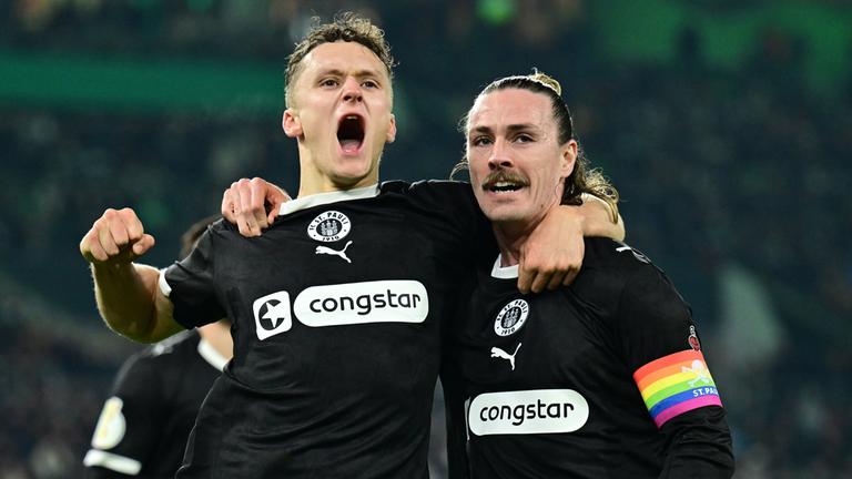 Torschuetze Martijn Kaars und Jackson Irvine (St. Pauli) jubeln. 