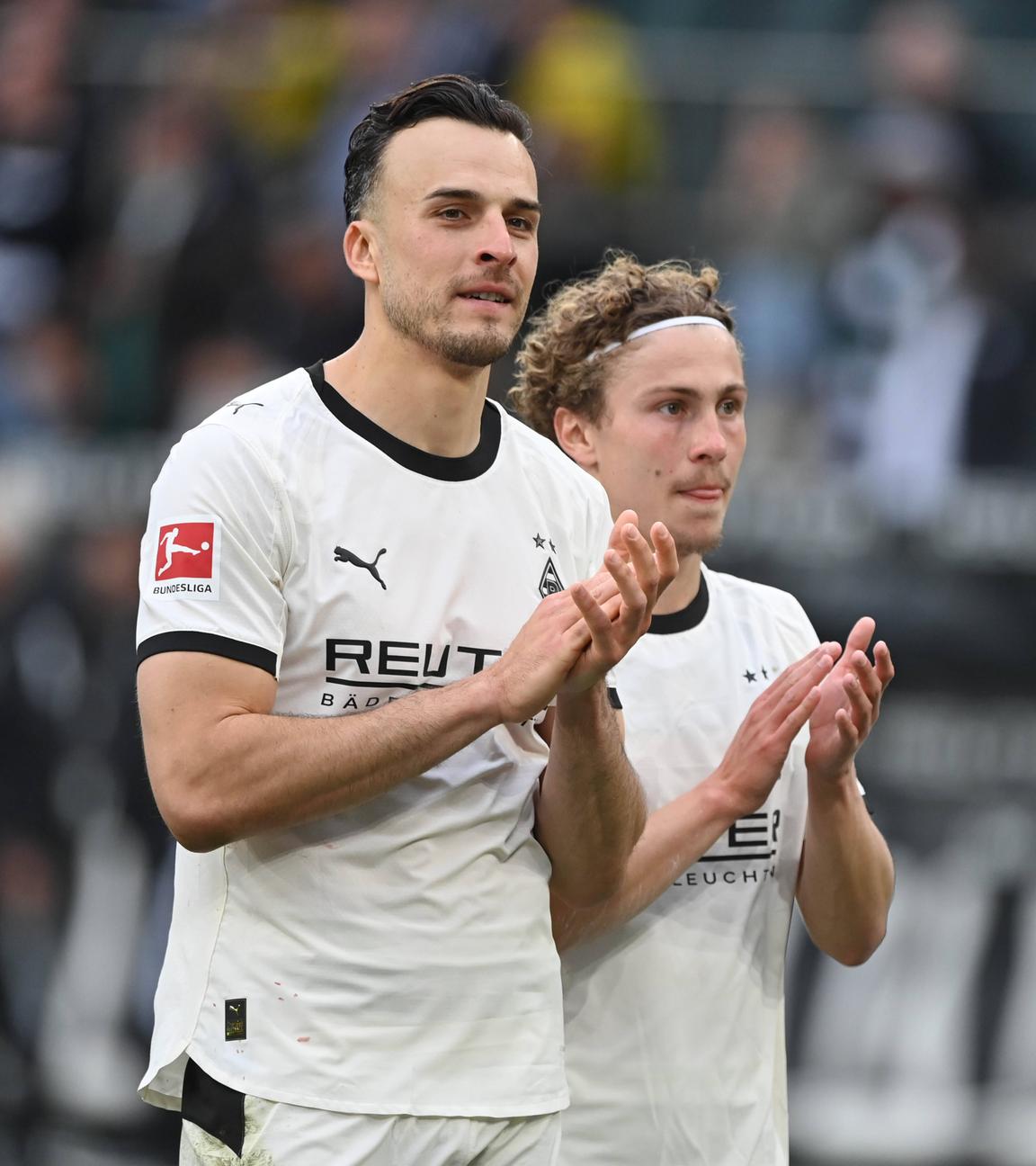 Gladbachs Mittelstürmer Haris Tabaković klatscht zusammen mit seinen Teamkollegen erleichtert nach dem Abpfiff vor der Heimkurve