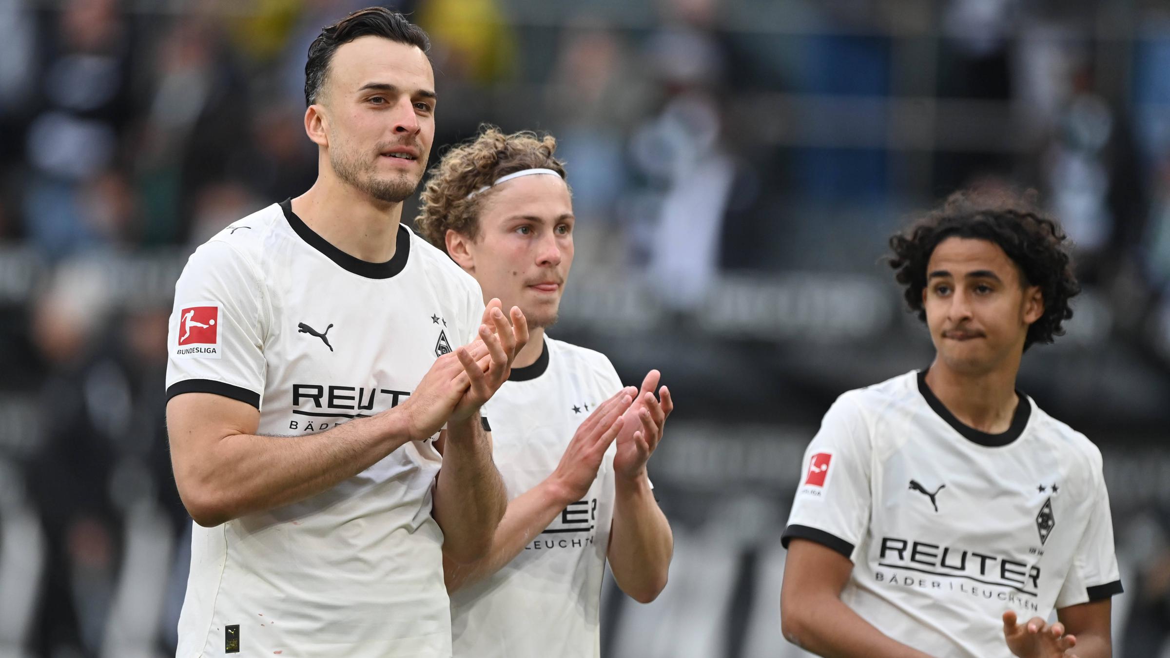 Gladbachs Mittelstürmer Haris Tabaković klatscht zusammen mit seinen Teamkollegen erleichtert nach dem Abpfiff vor der Heimkurve