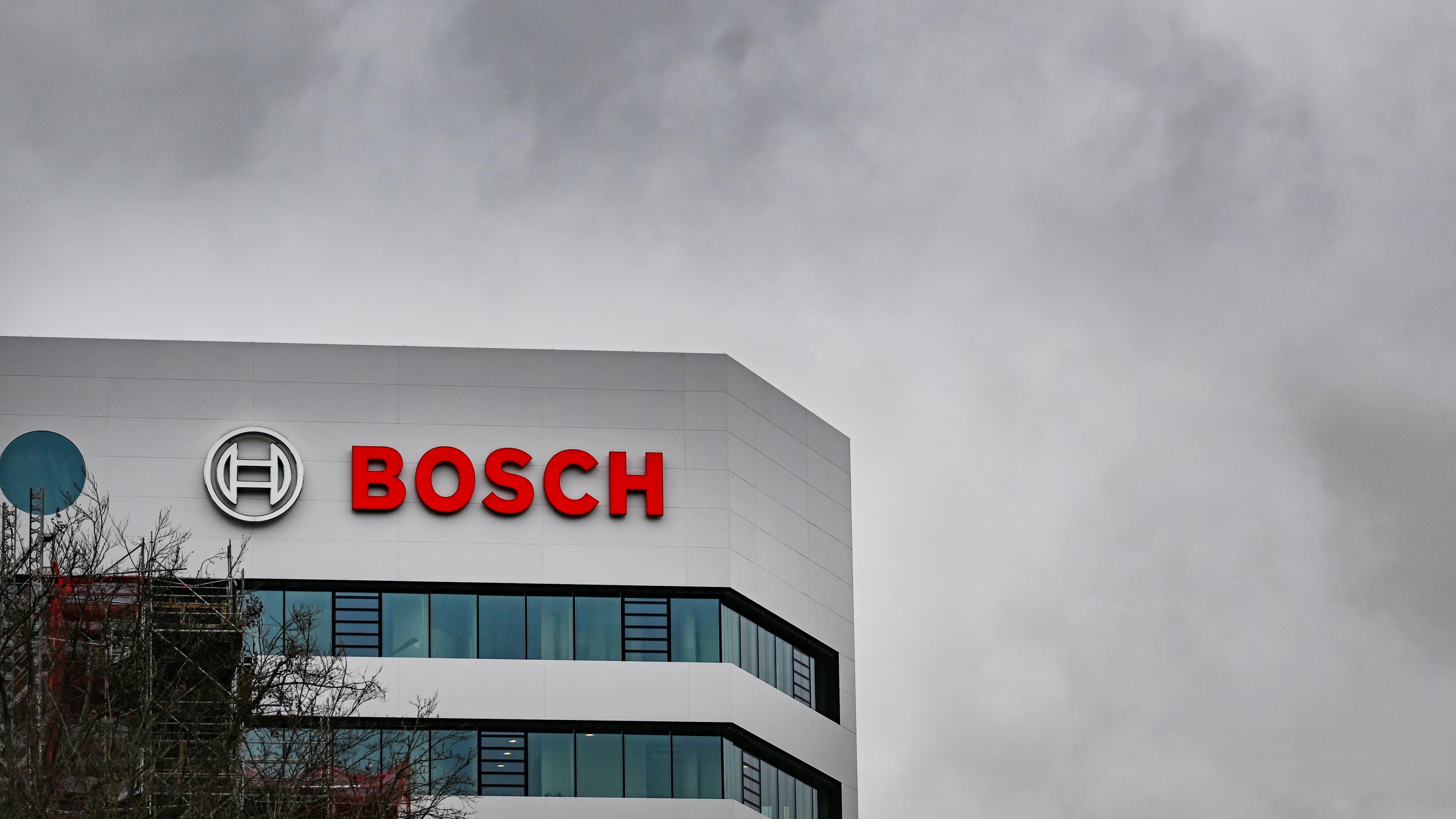 Logo der Frima Bosch beim Standort in Gerlingen in Baden-Württemberg