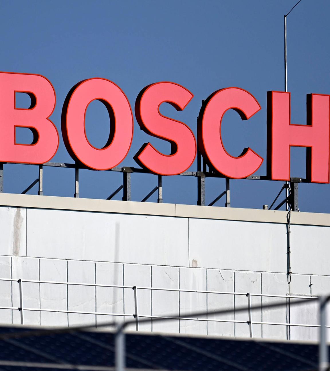 Logo und Schriftzug der Firma Bosch in Nürnberg. (Archiv) 
