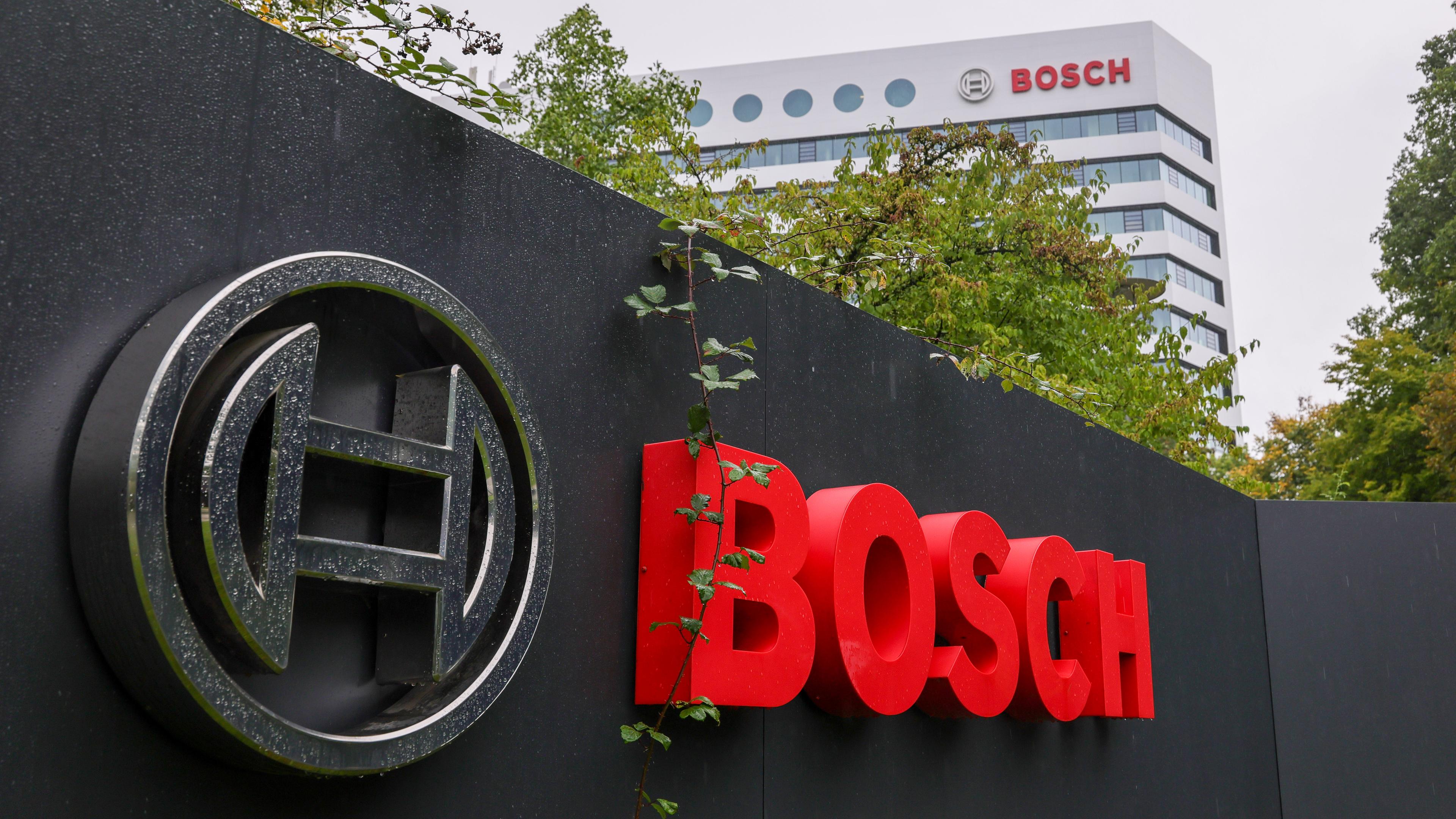Das Bosch Logo am Hauptsitz des Unternehmens