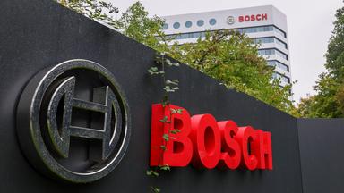 Das Bosch Logo am Hauptsitz des Unternehmens