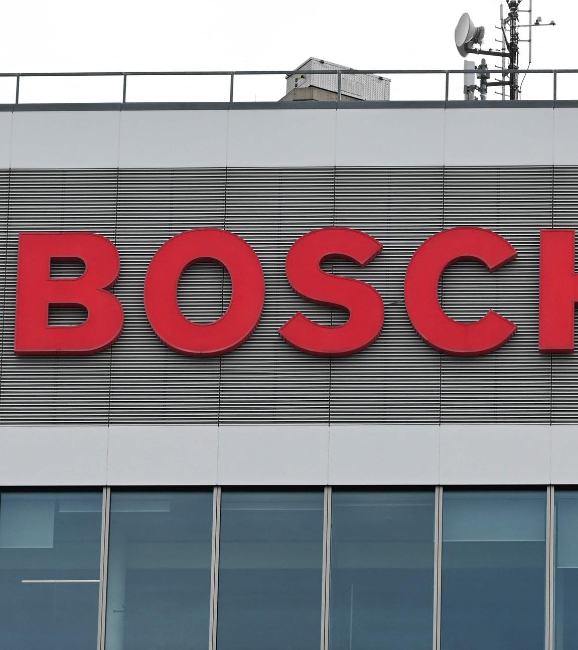 Das Logo des deutschen Technologieunternehmens Bosch ist am 16. April 2026 vor der jährlichen Pressekonferenz des Unternehmens auf dem Forschungszentrum in Renningen in Süddeutschland zu sehen. 
